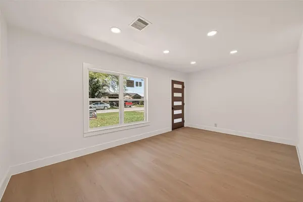 3209 McCrarey Dr, Houston, TX 77088-3031