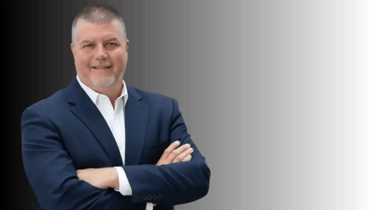Andy Hollis headshot