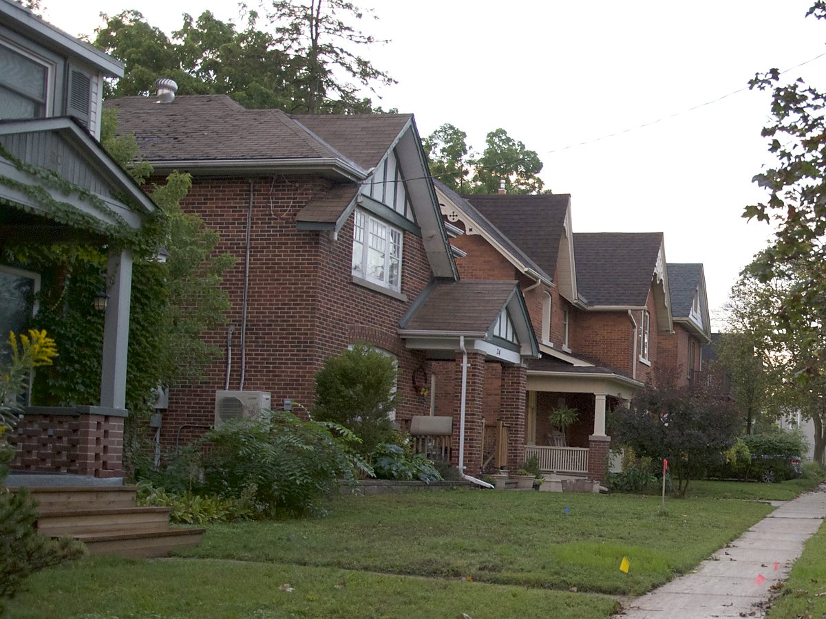 A wide residential street in Painswick, Barrie