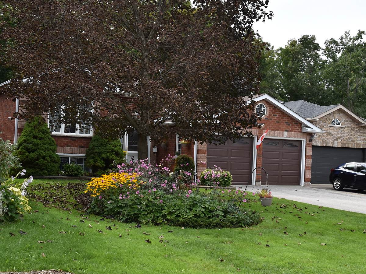 A tree-lined residential street in Ardagh Bluffs, Barrie