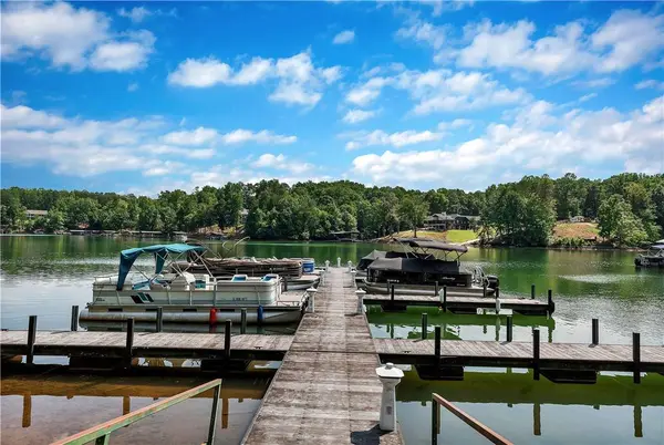 505 Waters Edge CT, West Union, SC 29696