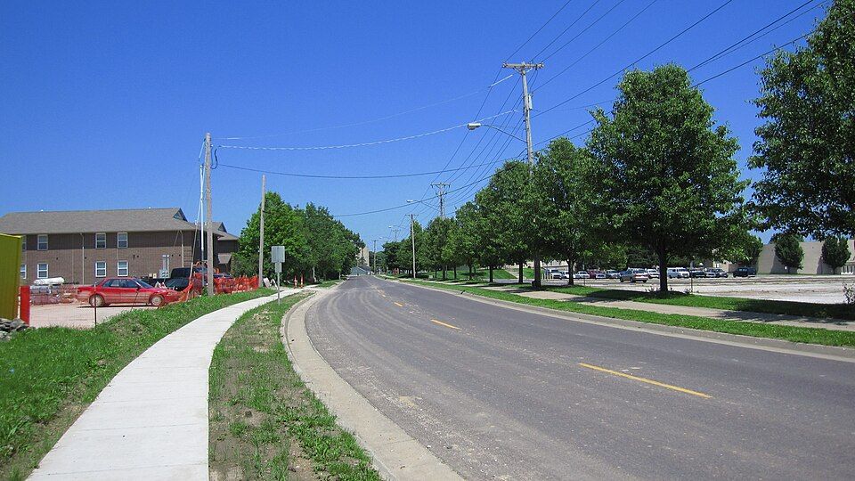 Looking_Northwest_up_Ashland_Road,_Columbia,_MO_-_panoramio