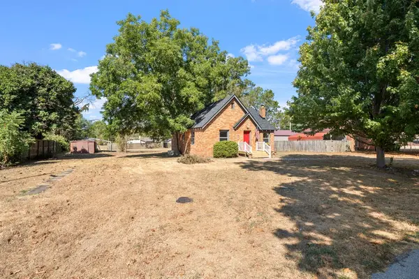 704 S Grand St, Grove, OK 74344-2832