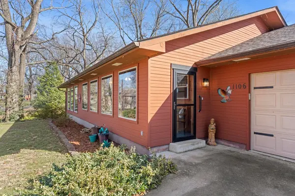 1106 Red Bud Dr, Grove, OK 74344-3604