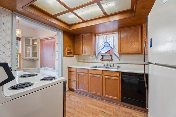 704 S Grand St, Grove, OK 74344-2832