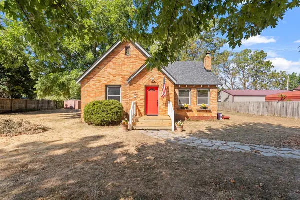 704 S Grand St, Grove, OK 74344-2832