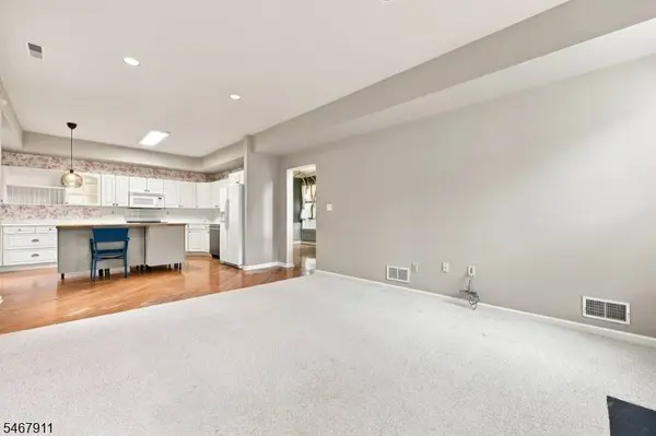 16 Mulberry Ln, Mount Arlington Boro, NJ 07856