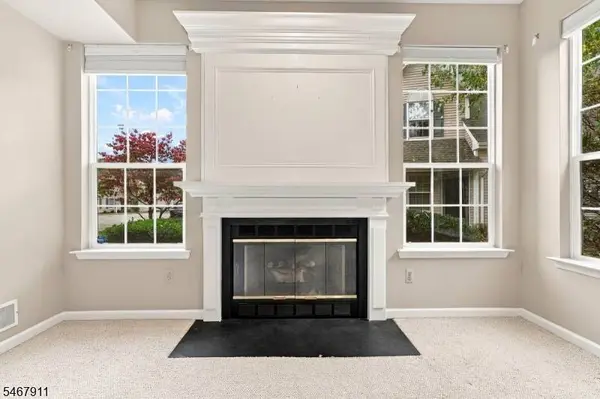 16 Mulberry Ln, Mount Arlington Boro, NJ 07856