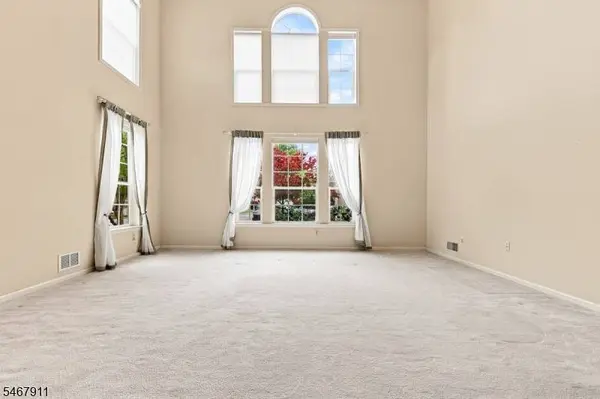 16 Mulberry Ln, Mount Arlington Boro, NJ 07856