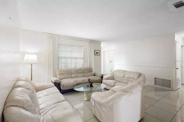 8448 DIMARE DR, Orlando, FL 32822