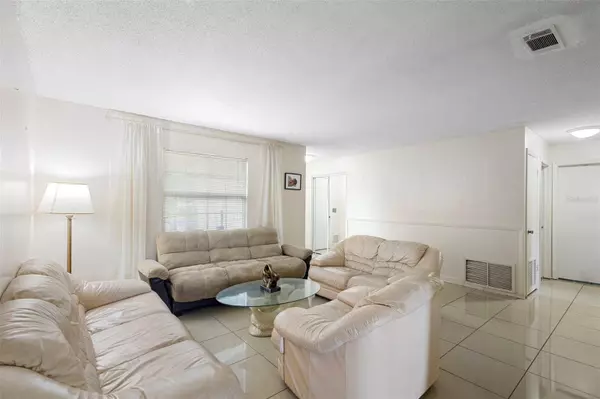 8448 DIMARE DR, Orlando, FL 32822