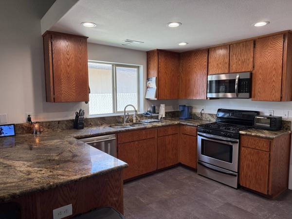 606 Karic WAY, Eagle Point, OR 97524