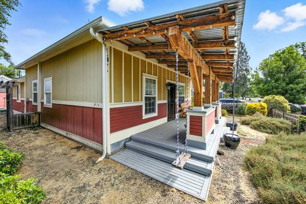 1126 10th ST, Medford, OR 97501