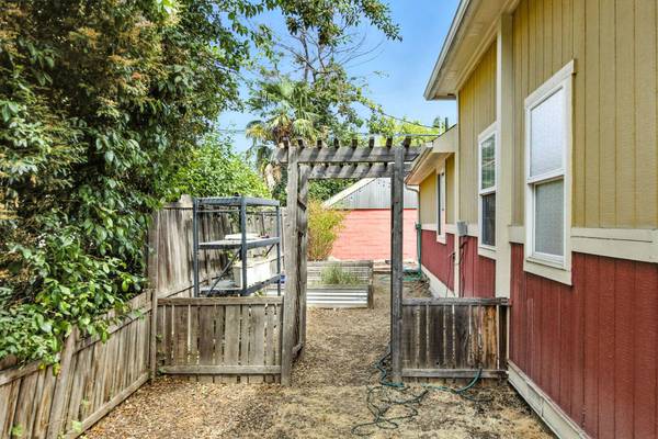 1126 10th ST, Medford, OR 97501