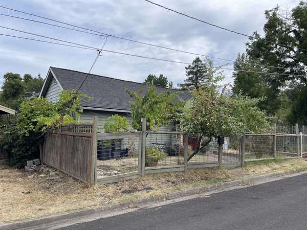36 Dewey ST, Ashland, OR 97520