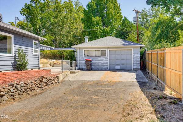 2137 Jackson ST, Medford, OR 97504