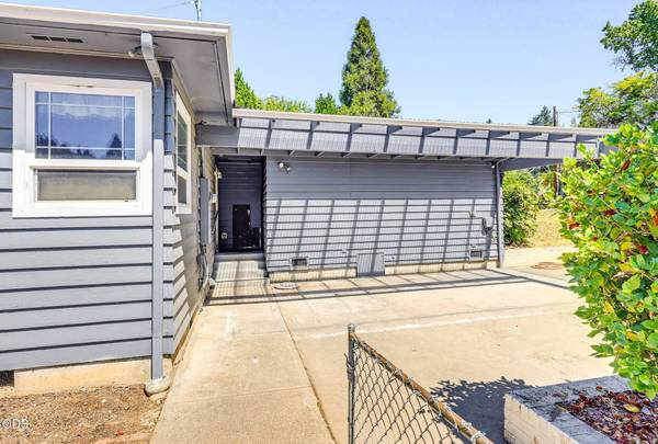 2137 Jackson ST, Medford, OR 97504