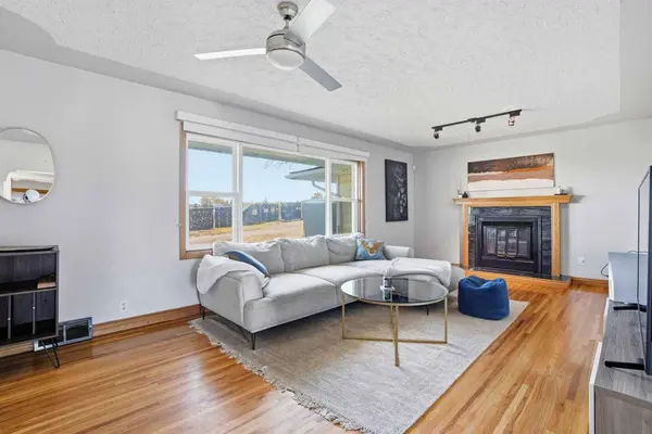 3003 25 ST SW, Calgary, AB T3E 1Y2