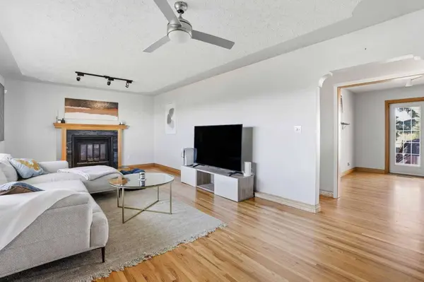 3003 25 ST SW, Calgary, AB T3E 1Y2