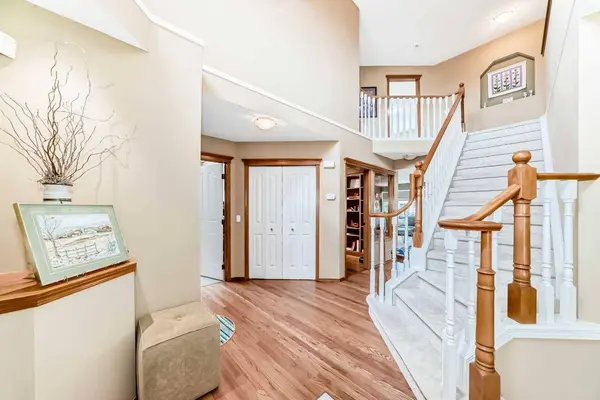 10882 Valley Ridge DR NW, Calgary, AB T3B5R1