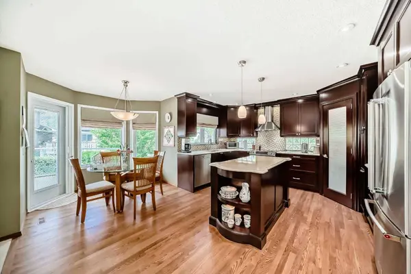 10882 Valley Ridge DR NW, Calgary, AB T3B5R1