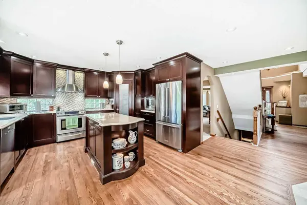 10882 Valley Ridge DR NW, Calgary, AB T3B5R1