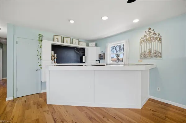 571 Viking DR, Newport News, VA 23602