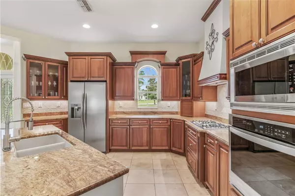 10096 SOUTHERN BREEZE CT, Weeki Wachee, FL 34613