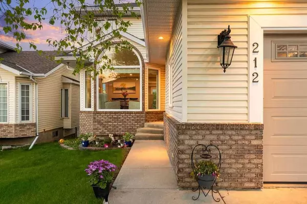 212 Sandalwood PL NW, Calgary, AB T3K 4B3