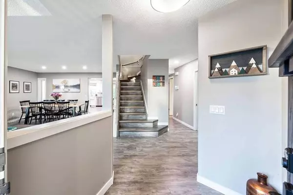 212 Sandalwood PL NW, Calgary, AB T3K 4B3