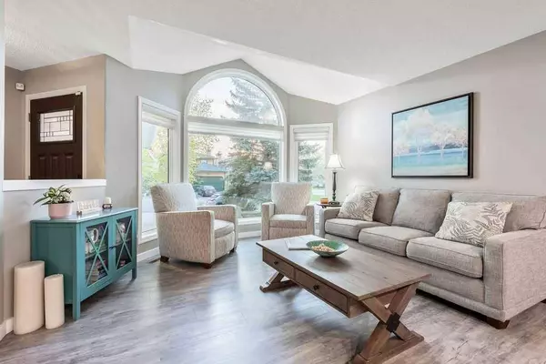 212 Sandalwood PL NW, Calgary, AB T3K 4B3