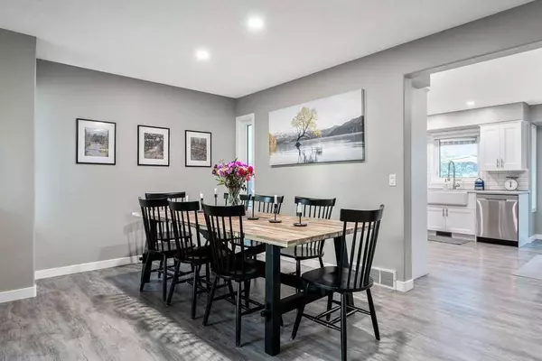 212 Sandalwood PL NW, Calgary, AB T3K 4B3