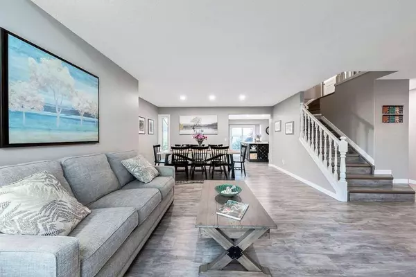 212 Sandalwood PL NW, Calgary, AB T3K 4B3