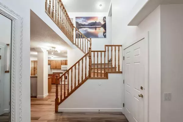 208 Coventry RD NE, Calgary, AB T3K4R6