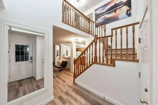 208 Coventry RD NE, Calgary, AB T3K4R6