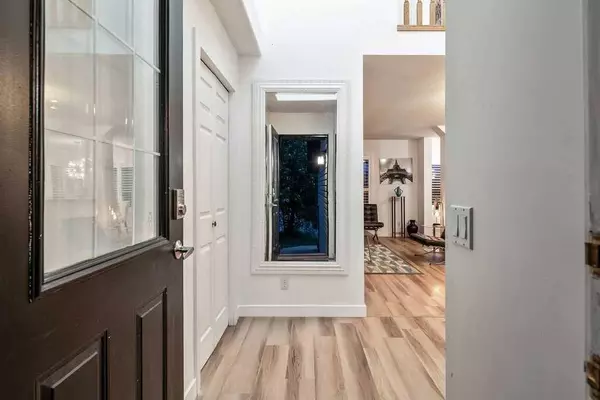 208 Coventry RD NE, Calgary, AB T3K4R6