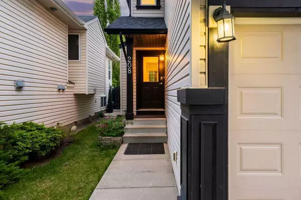 208 Coventry RD NE, Calgary, AB T3K4R6