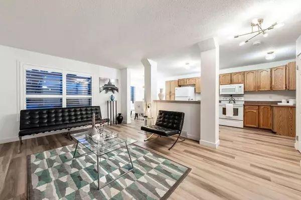 208 Coventry RD NE, Calgary, AB T3K4R6