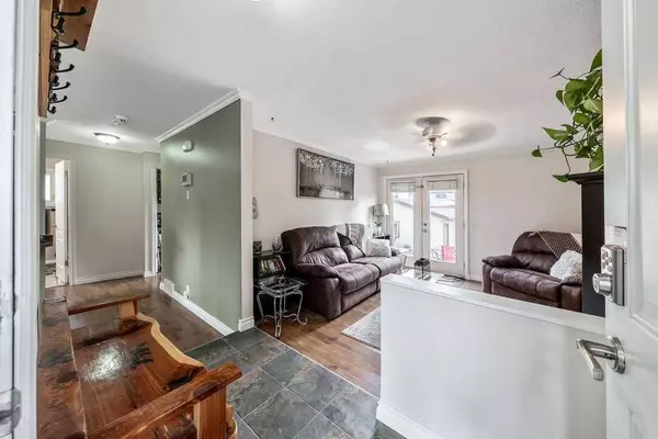 71 Falwood PL NE, Calgary, AB T3J 1B4