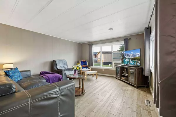 109 Sunset WAY NE, High River, AB T1V1J4