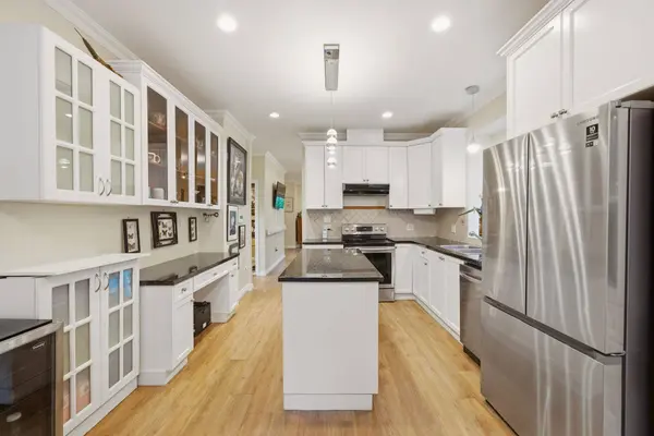 562 W Keith RD, North Vancouver, BC V7M 1M4