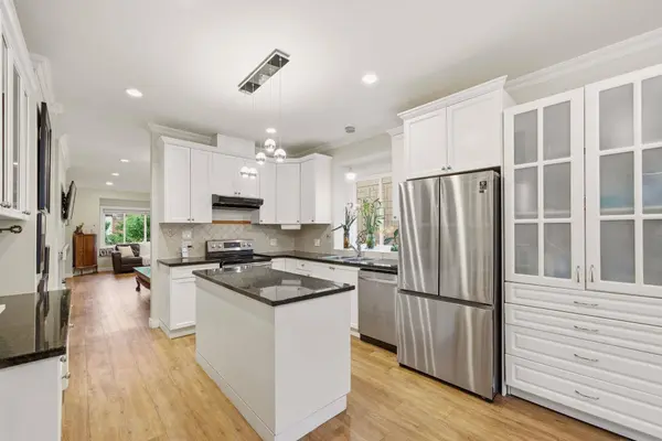 562 W Keith RD, North Vancouver, BC V7M 1M4