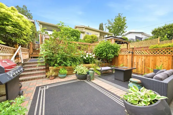 562 W Keith RD, North Vancouver, BC V7M 1M4