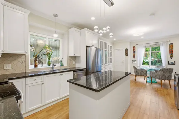 562 W Keith RD, North Vancouver, BC V7M 1M4
