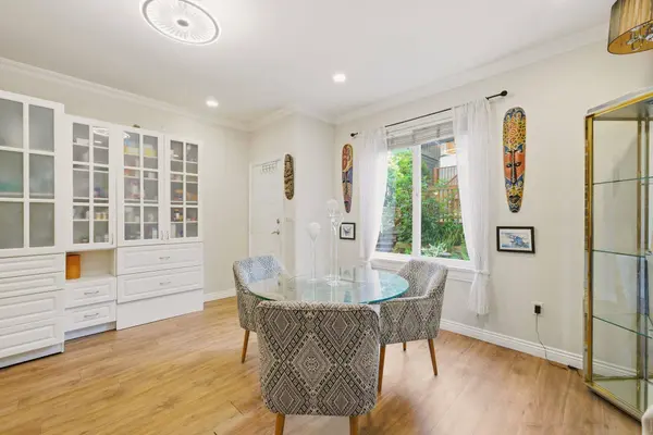 562 W Keith RD, North Vancouver, BC V7M 1M4