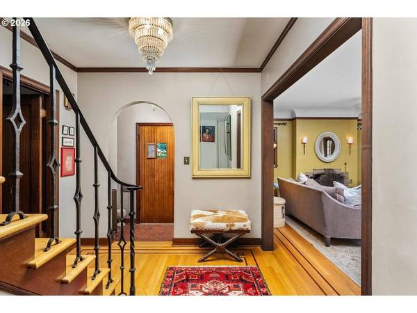 1833 SE EXETER DR, Portland, OR 97202