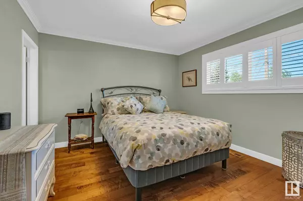 4916 112 ST NW, Edmonton, AB T6H 3H9