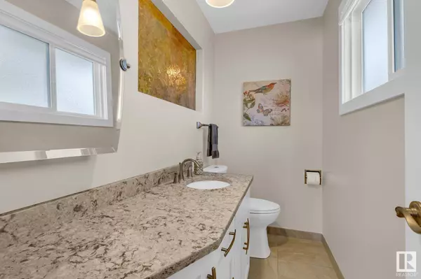 4916 112 ST NW, Edmonton, AB T6H 3H9