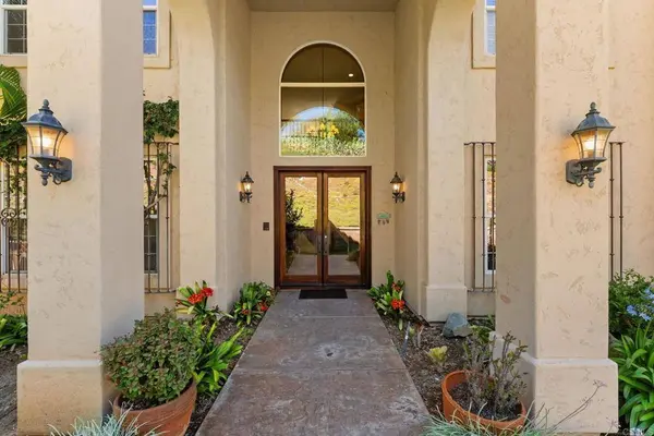 1829 Elevado RD, Vista, CA 92084