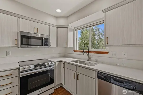 Quartz countertop kitchen with new stainless appliances in Burlington WA townhome for sale